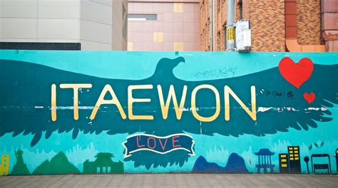 Il Concerto di Itaewon: Una Sinfonia di Talento e Contrasti!